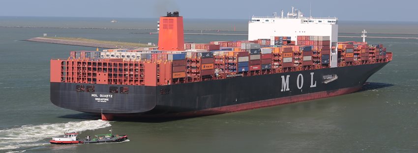 Imagen de un buque carguero con contenedores