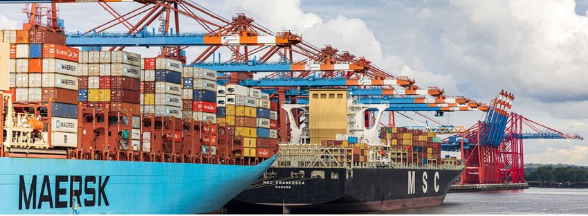 Imagen de un buque carguero con contenedores